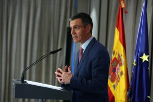 El presidente del Gobierno, Pedro S&aacute;nchez, en una comparecencia ante los medios de comunicaci&oacute;n durante su viaje a la India. (Foto: Pool Moncloa/Fernando Calvo)