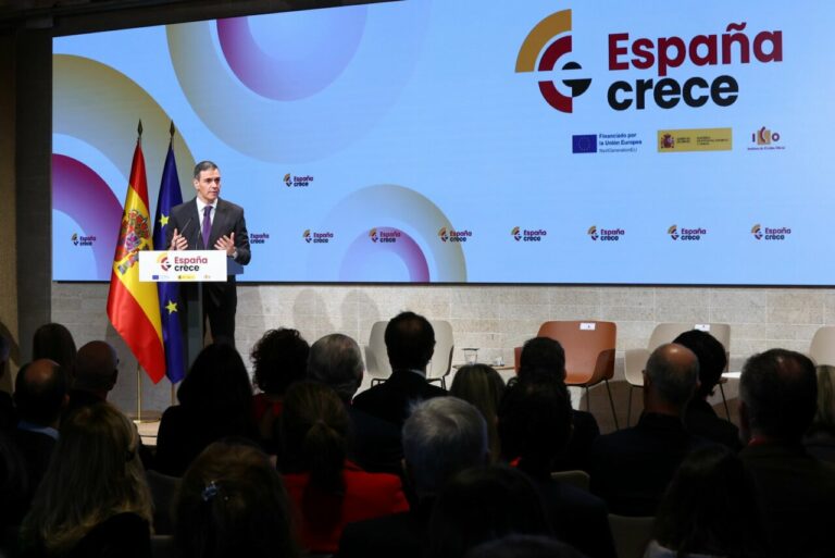 El presidente del Gobierno, Pedro S&aacute;nchez, ha clausurado el acto de presentaci&oacute;n del nuevo fondo &lsquo;Espa&ntilde;a Crece&rsquo;, en la sede del Colegio de Arquitectos de Madrid. (Foto: Pool Moncloa/Fernando Calvo)