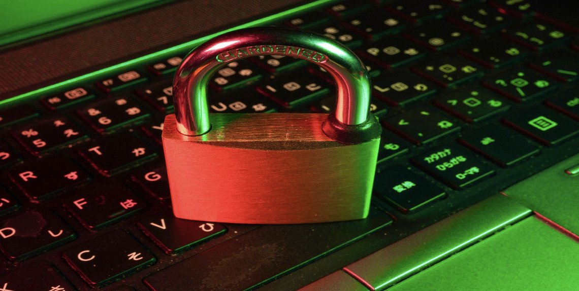 Candado met&aacute;lico sobre un teclado de computadora