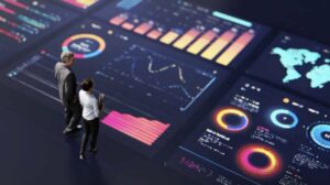 Dos profesionales observando gr&aacute;ficos de tasas de inter&eacute;s en pantalla