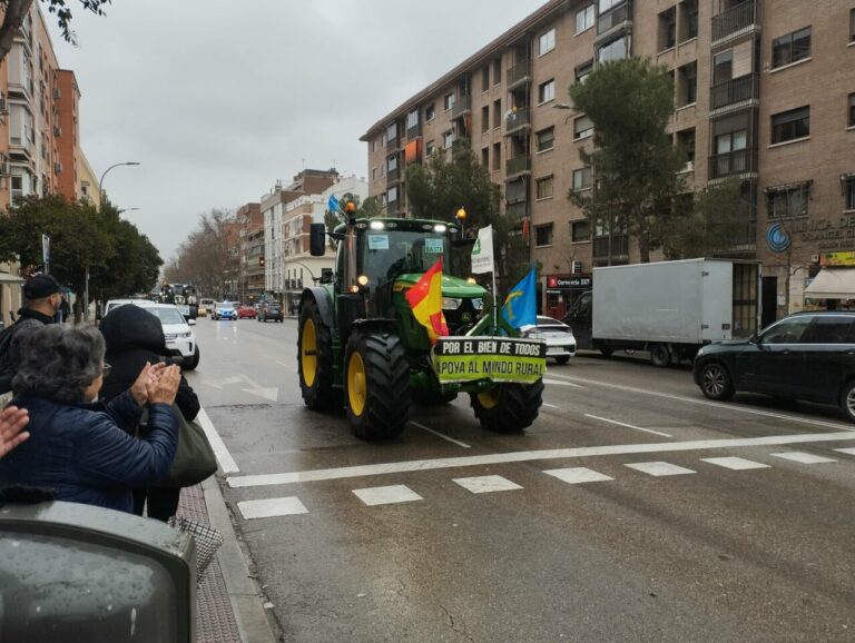 Tractor en manifestaci&oacute;n con banderas y pancarta de apoyo al mundo rural