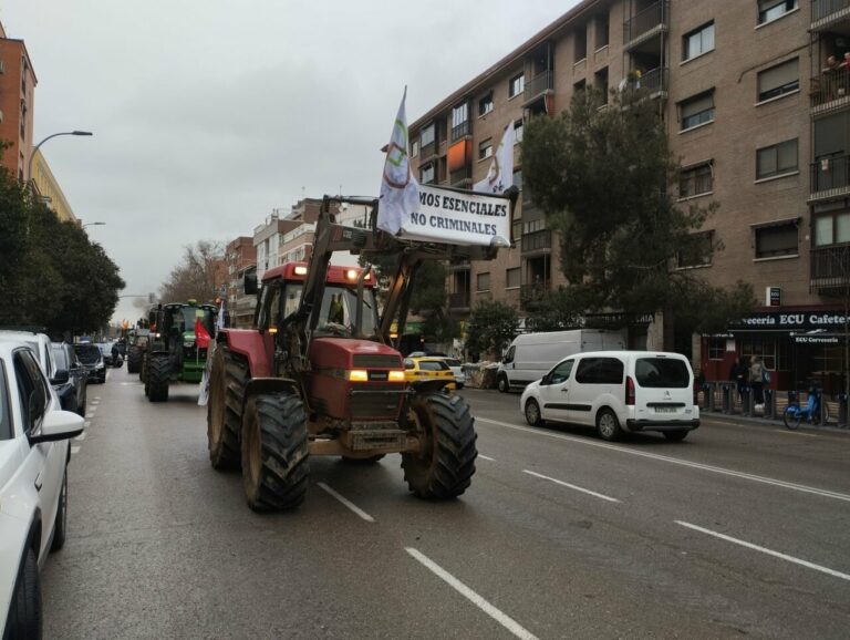 Tractores en una manifestaci&oacute;n en la calle con pancarta