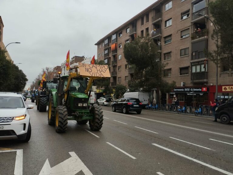 Tractores en una manifestaci&oacute;n con un cartel que dice sin campo no hay vida.