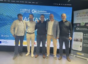 Participantes del hackaton en Val&egrave;ncia discutiendo soluciones tecnol&oacute;gicas