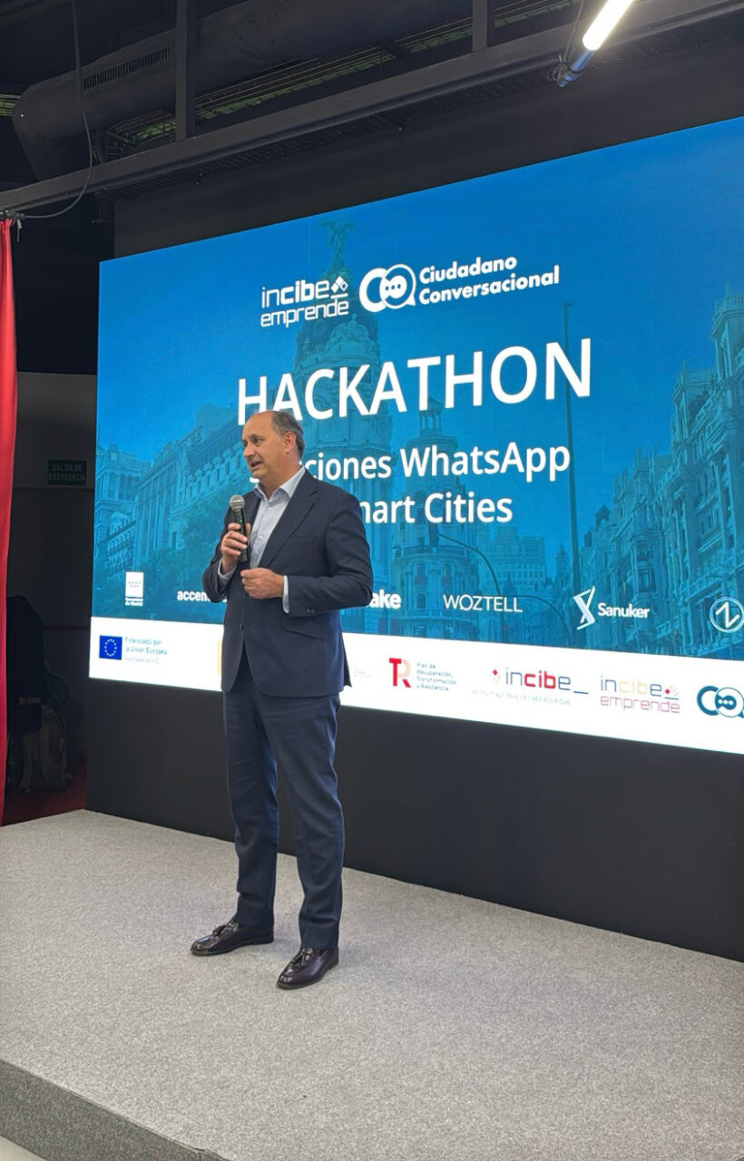 Miguel L&oacute;pez-Valverde hablando en el hackathon sobre WhatsApp y Smart Cities