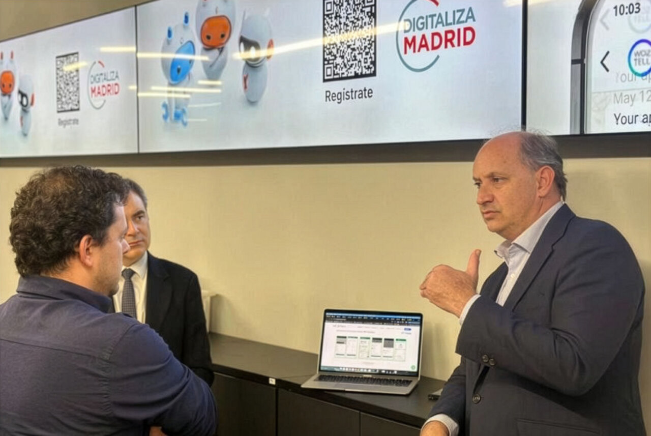 Dos personas discutiendo sobre tecnolog&iacute;a en un evento en Madrid