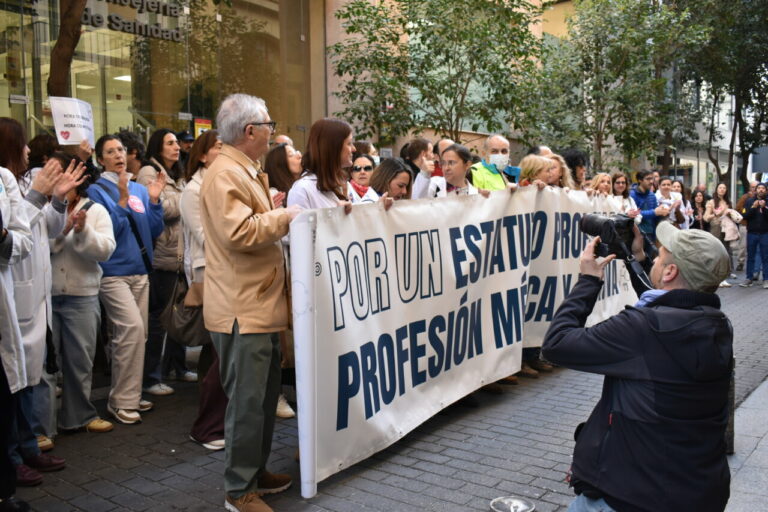 Protesta de m&eacute;dicos con pancarta por un estatuto propio