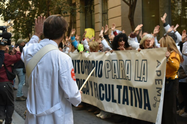 M&eacute;dicos en huelga con pancarta pidiendo atenci&oacute;n m&eacute;dica adecuada
