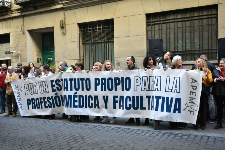 Manifestaci&oacute;n de m&eacute;dicos con pancarta por un estatuto propio