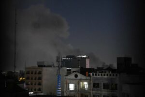Columna de humo tras un bombardeo contra Teher&aacute;n en medio de la ofensiva de Estados Unidos e Israel contra Ir&aacute;n (archivo). (Foto: Europa Press/Contacto/Shadati)