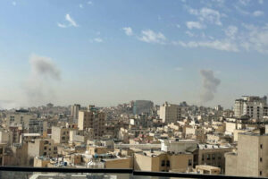Columnas de humo tras varios bombardeos contra la capital de Ir&aacute;n, Teher&aacute;n, en medio de la ofensiva conjunta de Estados Unidos e Israel (archivo). (Foto: Tasnim News Agency/ZUMA Press Wi / DPA)