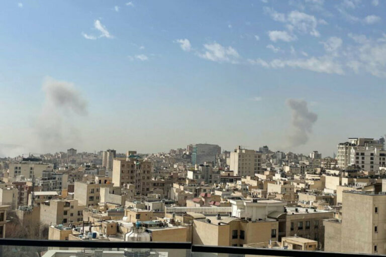 Columnas de humo tras varios bombardeos contra la capital de Ir&aacute;n, Teher&aacute;n, en medio de la ofensiva conjunta de Estados Unidos e Israel (archivo). (Foto: Tasnim News Agency/ZUMA Press Wi / DPA)