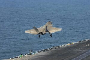 Un avi&oacute;n militar estadounidense 'F-35C Lightning II' despega del portaaeronaves 'USS Abraham Lincoln' en el marco de la ofensiva de Estados Unidos e Israel contra Ir&aacute;n (archivo). (Foto: Europa Press/Contacto/Tsgt. Kevin Torres/U.S. Navy)