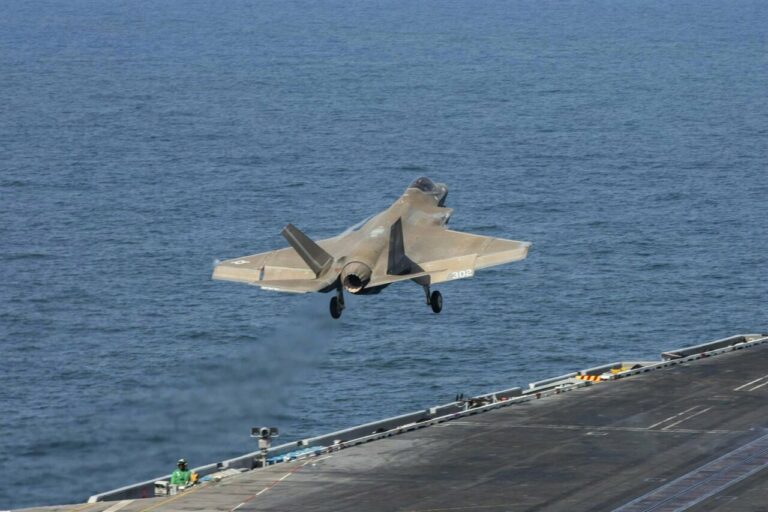 Un avi&oacute;n militar estadounidense 'F-35C Lightning II' despega del portaaeronaves 'USS Abraham Lincoln' en el marco de la ofensiva de Estados Unidos e Israel contra Ir&aacute;n (archivo). (Foto: Europa Press/Contacto/Tsgt. Kevin Torres/U.S. Navy)