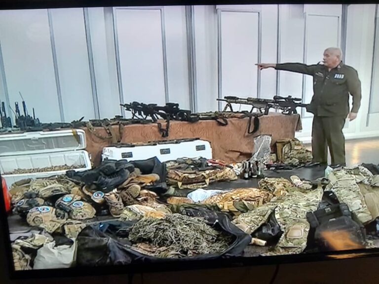 Un oficial muestra una colecci&oacute;n de armas y pertrechos en un programa de televisi&oacute;n cubano.