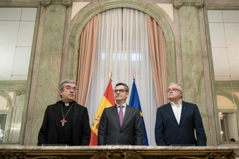 El ministro de la Presidencia, Justicia y Relaciones con las Cortes, F&eacute;lix Bola&ntilde;os, el presidente de la Confederaci&oacute;n Episcopal Espa&ntilde;ola, Luis Arg&uuml;ello, y el Presidente de la Conferencia Espa&ntilde;ola de Religiosos, Jes&uacute;s D&iacute;az Sariego (Foto: Diego Radam&eacute;s - Europa Press)