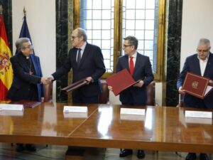Imagen de la firma del protocolo para poner en marcha el nuevo sistema de reconocimiento y reparaci&oacute;n a las v&iacute;ctimas de abusos sexuales. (Foto: Confederaci&oacute;n Episcopal Espa&ntilde;ola)