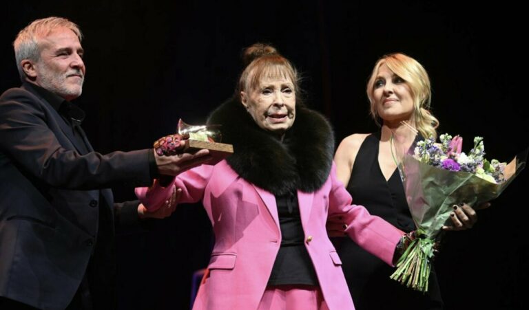 Gemma Cuervo con sus hijos, Cayetana y Fernando, durante la entrega de los Premios Uni&oacute;n de Actores y Actrices que se celebra en el Circo Price, a 11 de marzo de 2024 (Foto: Europa Press)