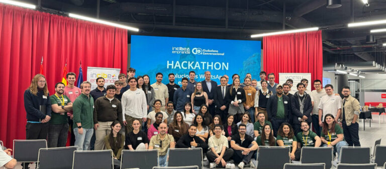 Grupo de participantes en el hackathon de Madrid sobre soluciones de WhatsApp