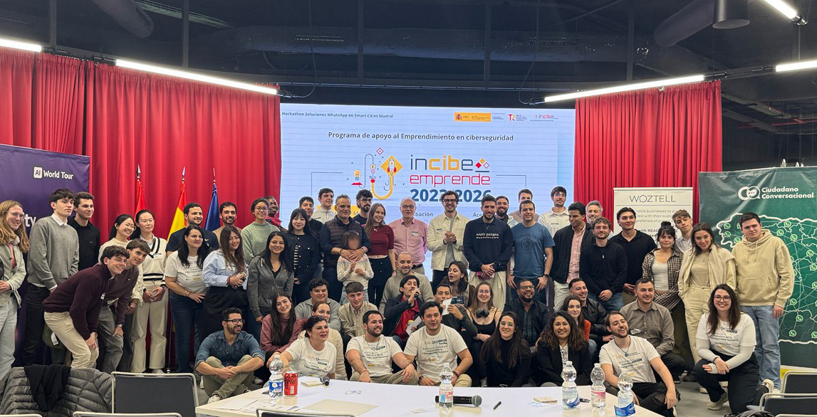 Grupo de participantes en el hackathon de Madrid sobre soluciones WhatsApp