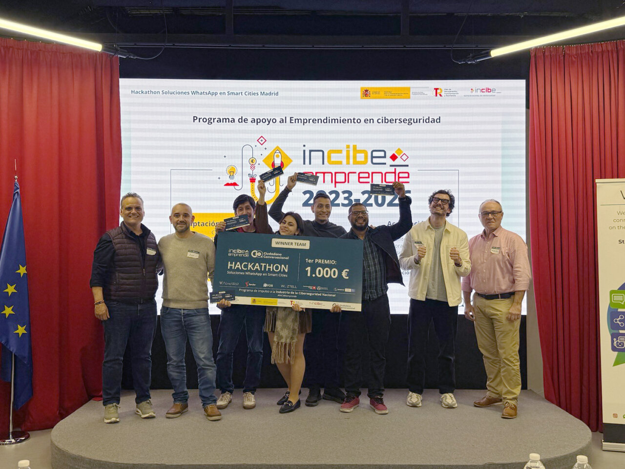 Ganadores del hackathon en Madrid mostrando su premio y certificado