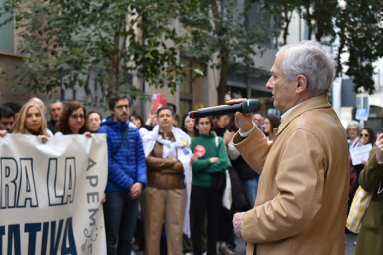 Manifestaci&oacute;n de m&eacute;dicos en huelga con pancartas y micr&oacute;fono
