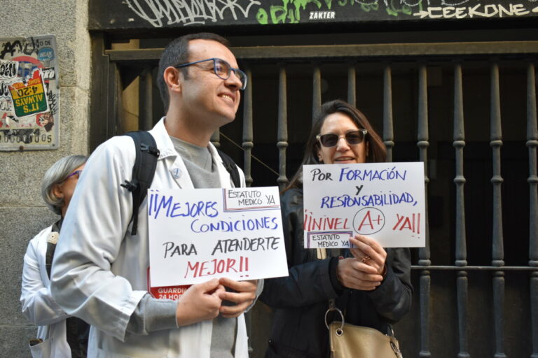 M&eacute;dicos en huelga sosteniendo carteles sobre condiciones laborales