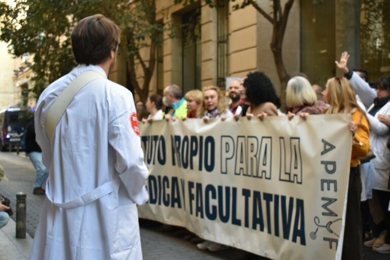 Protesta de m&eacute;dicos con pancarta en una manifestaci&oacute;n