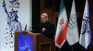 El secretario del Consejo Supremo de Seguridad Nacional, Al&iacute; Lariyani, durante una conferencia en Teher&aacute;n - Europa Press