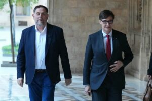 El president de la Generalitat de Catalunya, Salvador Illa (d) y el presidente de ERC, Oriol Junqueras (i) - David Zorrakino - Europa Press