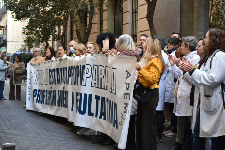 Protesta de m&eacute;dicos con pancarta en apoyo a su estatuto propio