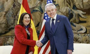 La ministra de Defensa, Margarita Robles con el embajador de los Estados Unidos de Am&eacute;rica, Benjam&iacute;n Le&oacute;n Jr. (Foto: Rub&eacute;n Somonte)