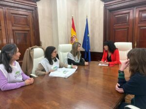 Imagen de representantes de &lsquo;Mujeres por Almaraz&rsquo; en una reuni&oacute;n con la ministra de Igualdad, Ana Redondo. (Foto: &lsquo;S&iacute; a Almaraz, S&iacute; al futuro&rsquo;)