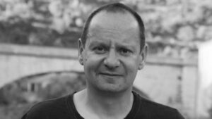 Philippe Sands, abogado y autor, en un entorno al aire libre.