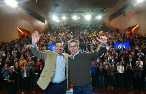 Alfonso Fern&aacute;ndez Ma&ntilde;ueco y Alberto N&uacute;&ntilde;ez Feij&oacute;o en un evento pol&iacute;tico