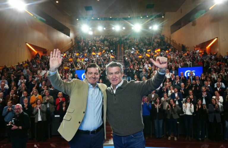 Alfonso Fern&aacute;ndez Ma&ntilde;ueco y Alberto N&uacute;&ntilde;ez Feij&oacute;o en un evento pol&iacute;tico