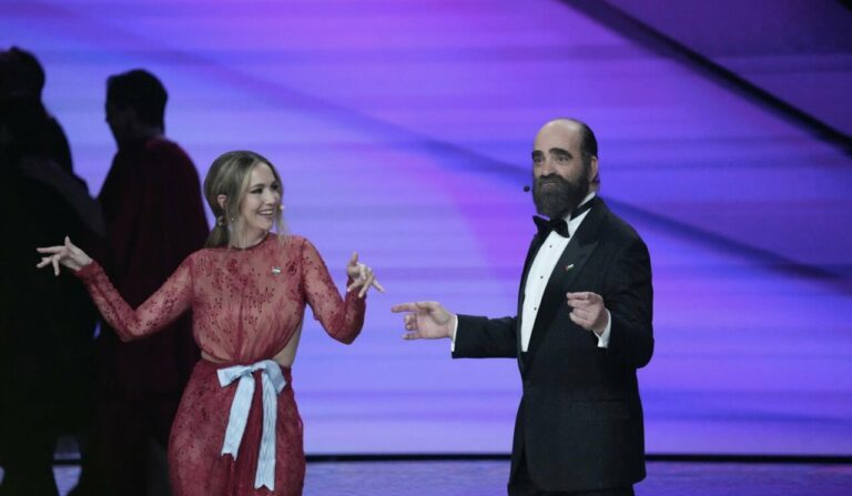 Los presentadores de la gala Rigoberta Bandini y Luis Tosar durante la 40&ordm; edici&oacute;n de los Premios Goya (Foto: David Zorrakino - Europa Press)