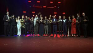 Los premiados de la Uni&oacute;n de Actores y Actrices posan con sus galardones (Foto: Uni&oacute;n de actores y actrices)