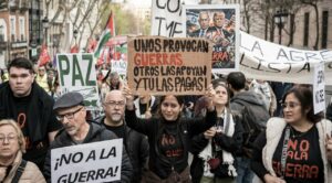 Decenas de personas durante una manifestaci&oacute;n pacifista, a 21 de marzo de 2026, en Madrid (Espa&ntilde;a). - Diego Radam&eacute;s - Europa Press