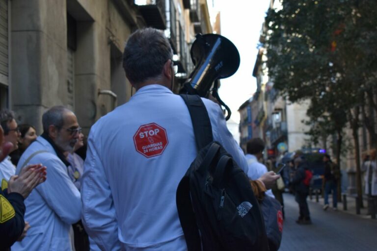 Imagen de una protesta de los m&eacute;dicos en Madrid con motivo de la segunda semana de huelga por un estatuto propio. (Foto: Luc&iacute;a A. Garrote)
