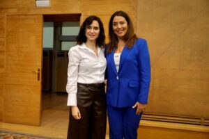Isabel D&iacute;az Ayuso y Ana Mill&aacute;n en un pleno de la Asamblea de Madrid. (Foto: Comunidad de Madrid)
