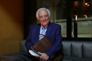 El periodista y escritor Ra&uacute;l del Pozo en la reedici&oacute;n de su libro &lsquo;Noche de tah&uacute;res&rsquo; en el teatro Barcel&oacute; de Madrid en una imagen de archivo. (Foto: Jes&uacute;s Hell&iacute;n / Europa Press).