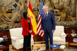 La ministra de Defensa, Margarita Robles, y el embajador de los Estados Unidos de Am&eacute;rica, Benjam&iacute;n Le&oacute;n, en la sede del Ministerio. (Foto: Rub&eacute;n Somonte/MDE)