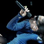 Rosal&iacute;a cantando en el escenario durante los BRIT Awards 2026