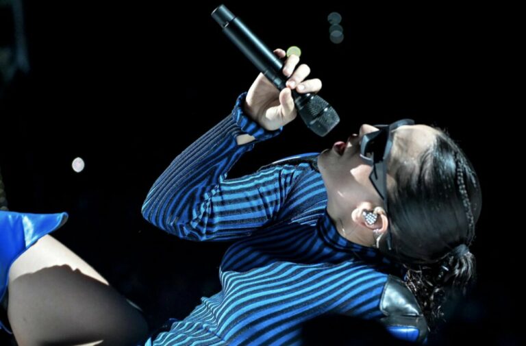 Rosal&iacute;a cantando en el escenario durante los BRIT Awards 2026