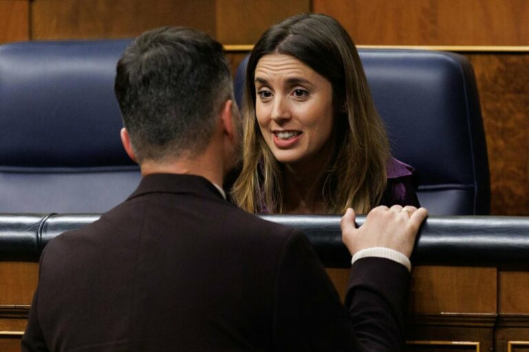 El portavoz de ERC en el Congreso, Gabriel Rufi&aacute;n, conversa con la ministra de Igualdad, Irene Montero, durante una sesi&oacute;n de control al Gobierno, en el Congreso de los Diputados, a 8 de marzo de 2023, en Madrid (Espa&ntilde;a). - Eduardo Parra - Europa Press