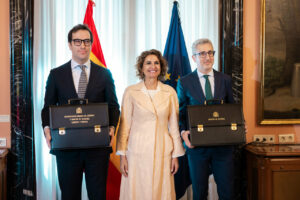 Mar&iacute;a Jes&uacute;s Montero junto a Carlos Cuerpo y Arcadi Espa&ntilde;a en el traspaso de carteras. (Foto: Ministerio de Hacienda)