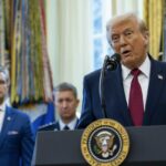 El presidente de EEUU, Donald Trump, con el secretario de Defensa, Pete Hegseth, en segundo plano (Foto: Europa Press/Contacto/Bonnie Cash)