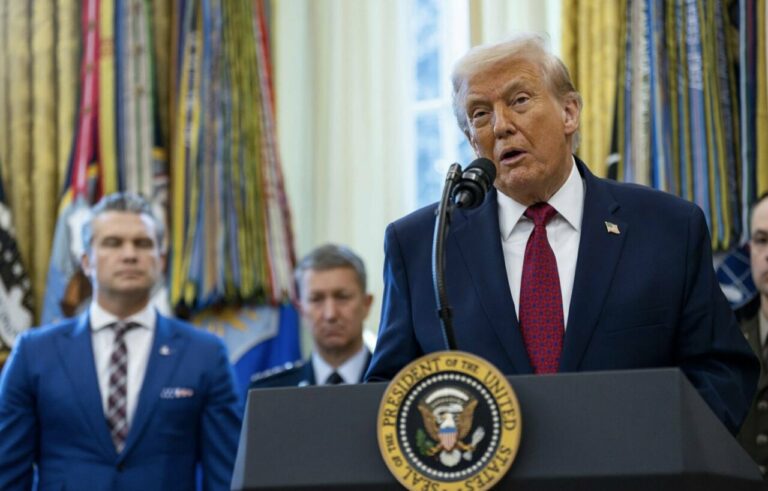 El presidente de EEUU, Donald Trump, con el secretario de Defensa, Pete Hegseth, en segundo plano (Foto: Europa Press/Contacto/Bonnie Cash)
