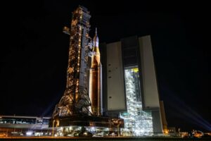 Cohete Artemis en la plataforma de lanzamiento durante la noche